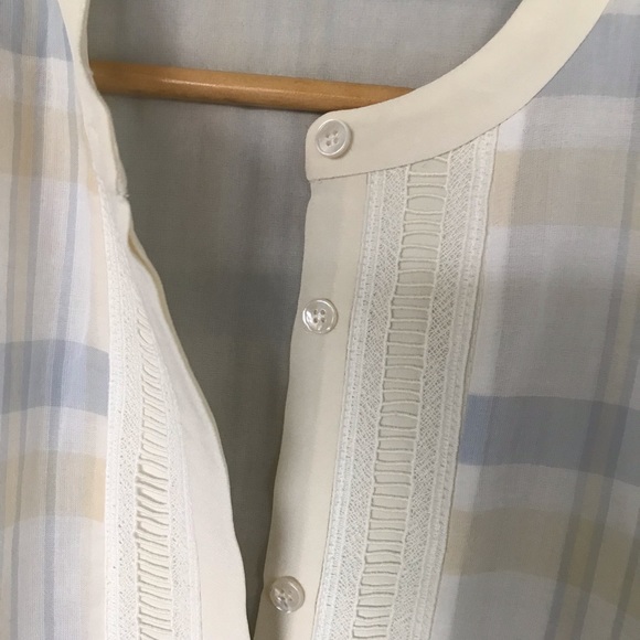 St. John blouse. Excellent condition. Size 16. - Picture 5 of 5